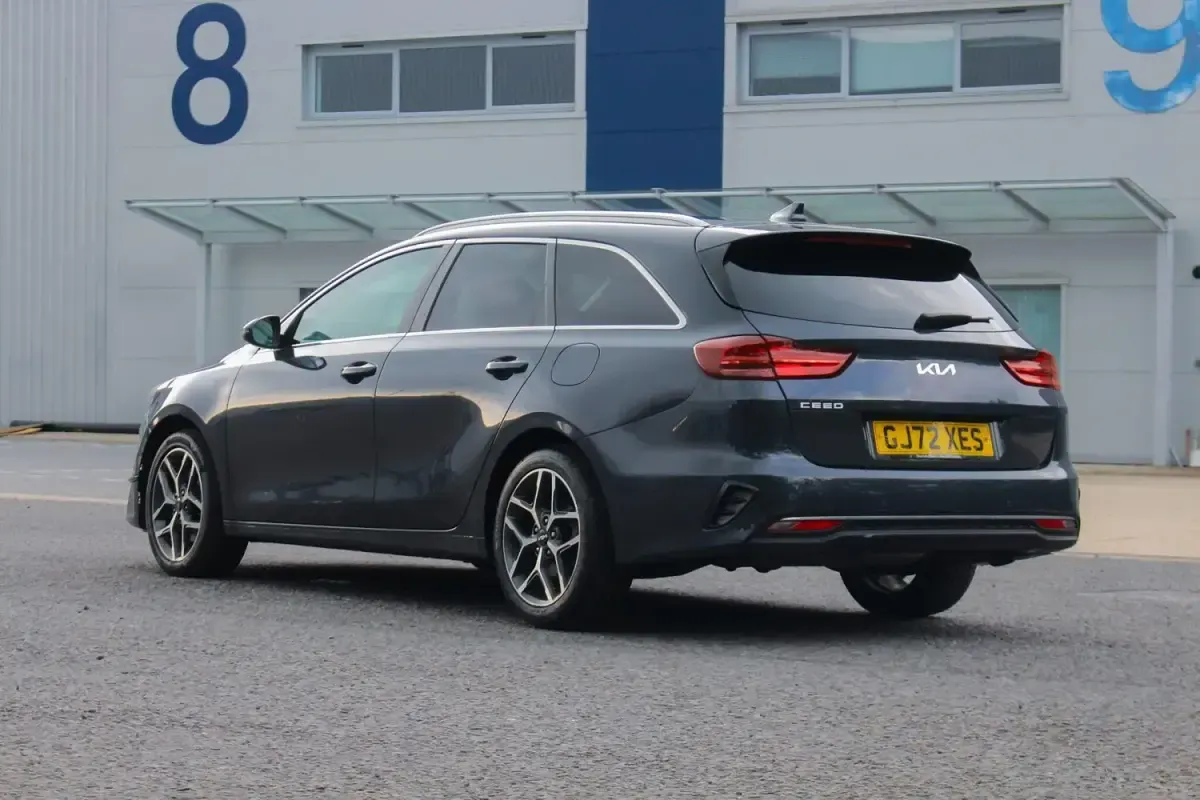 Usado Kia Ceed 2022 Gris Utilitario