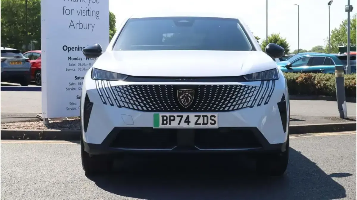 Używany Peugeot e-3008 Allure 156 kW (213 KM) 2025 Biały SUV