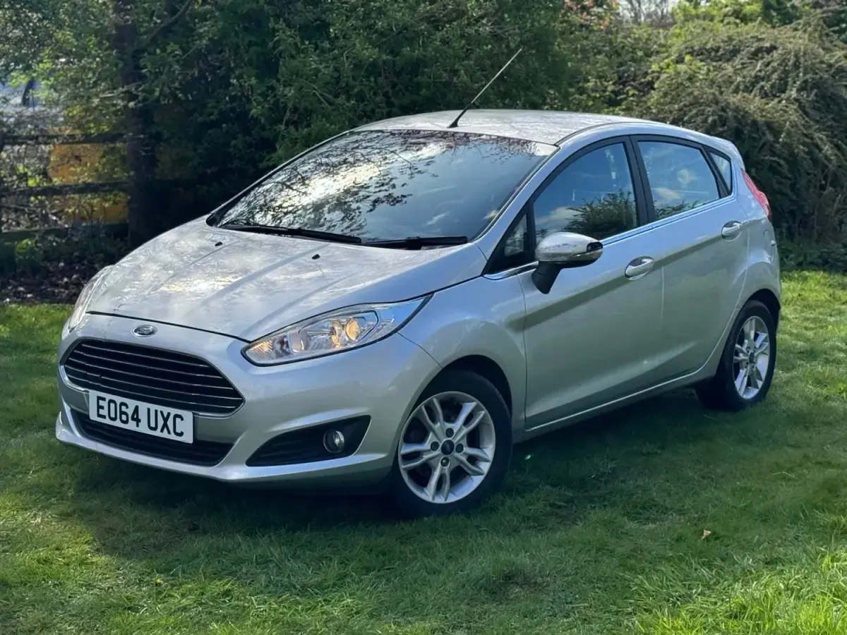 Usado Ford Fiesta Zetec 82 CV (60 kW) 2014 Plateado Utilitario