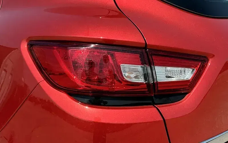 Used Renault Clio Iconic 76 HP (55 kW) 2018 Red Hatchback
