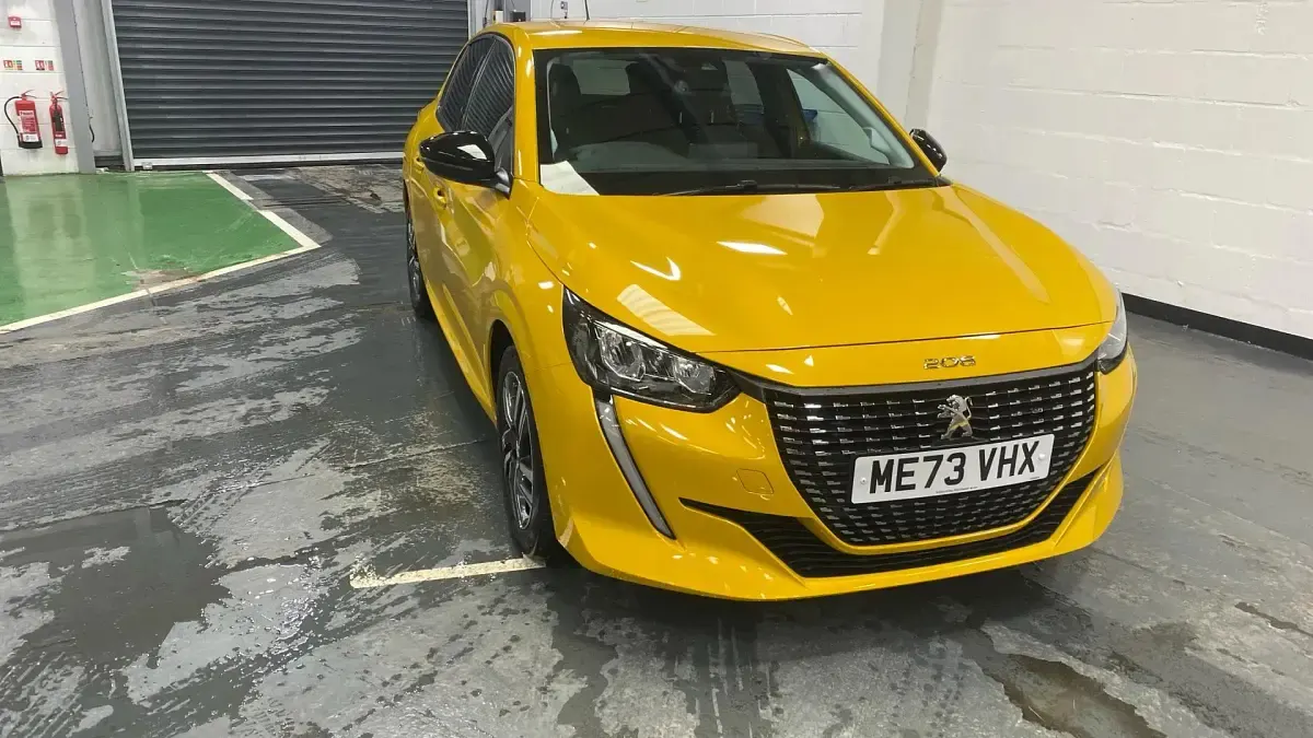 Second-hand Peugeot 208 Allure+ 100 CP (73 kW) 2024 Galben Hatchback