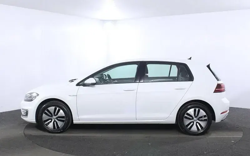 Begagnad VW e-Golf 100 kW (136 HK) 2019 Vit Halvkombi