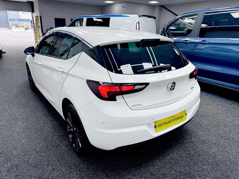 Used Vauxhall Astra Elite 136 HP (100 kW) 2017 White Hatchback