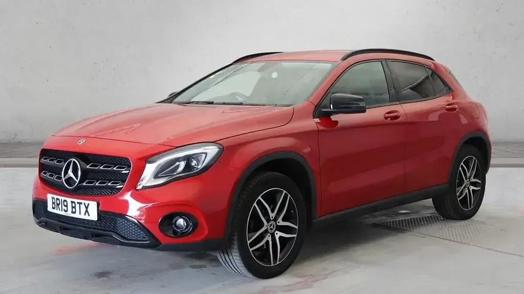 Used Mercedes GLA180 Urban 122 HP (89 kW) 2019 Red SUV