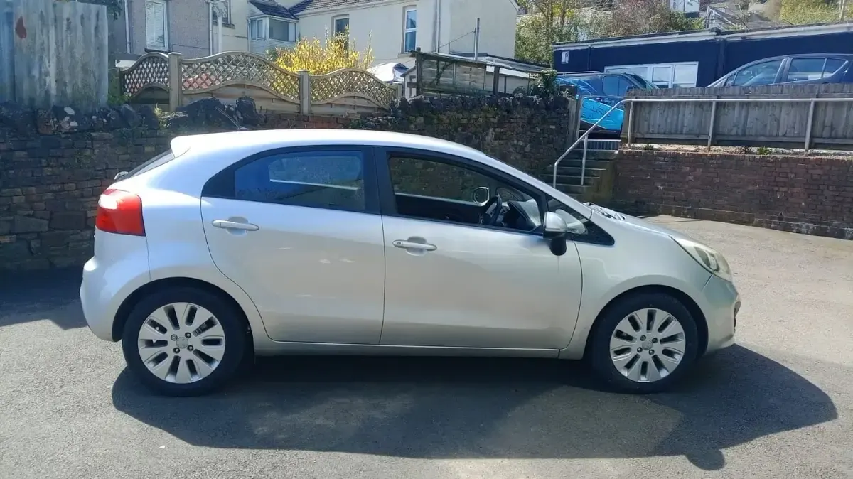 Used Kia Rio 109 HP (80 kW) 2013 Silver Hatchback