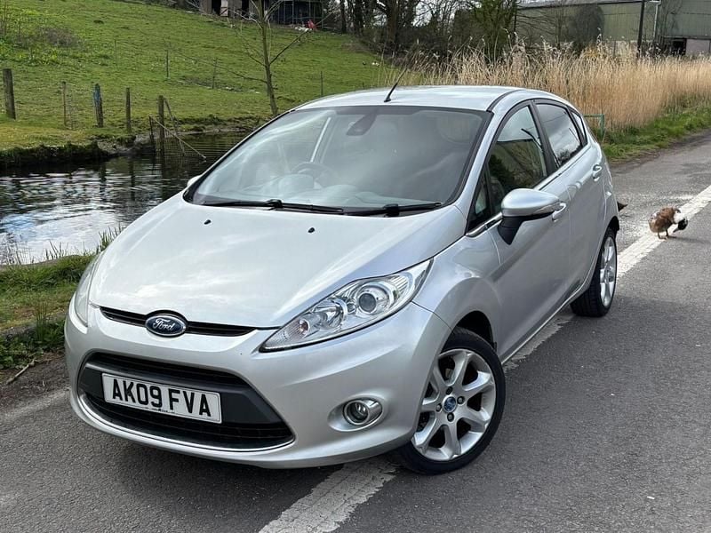 Used Ford Fiesta Titanium 70 HP (51 kW) 2009 Silver Hatchback