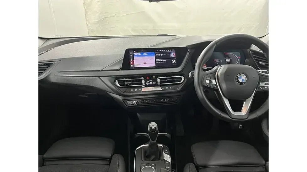 Used BMW 118 Sport Line 134 HP (98 kW) 2021 White Hatchback