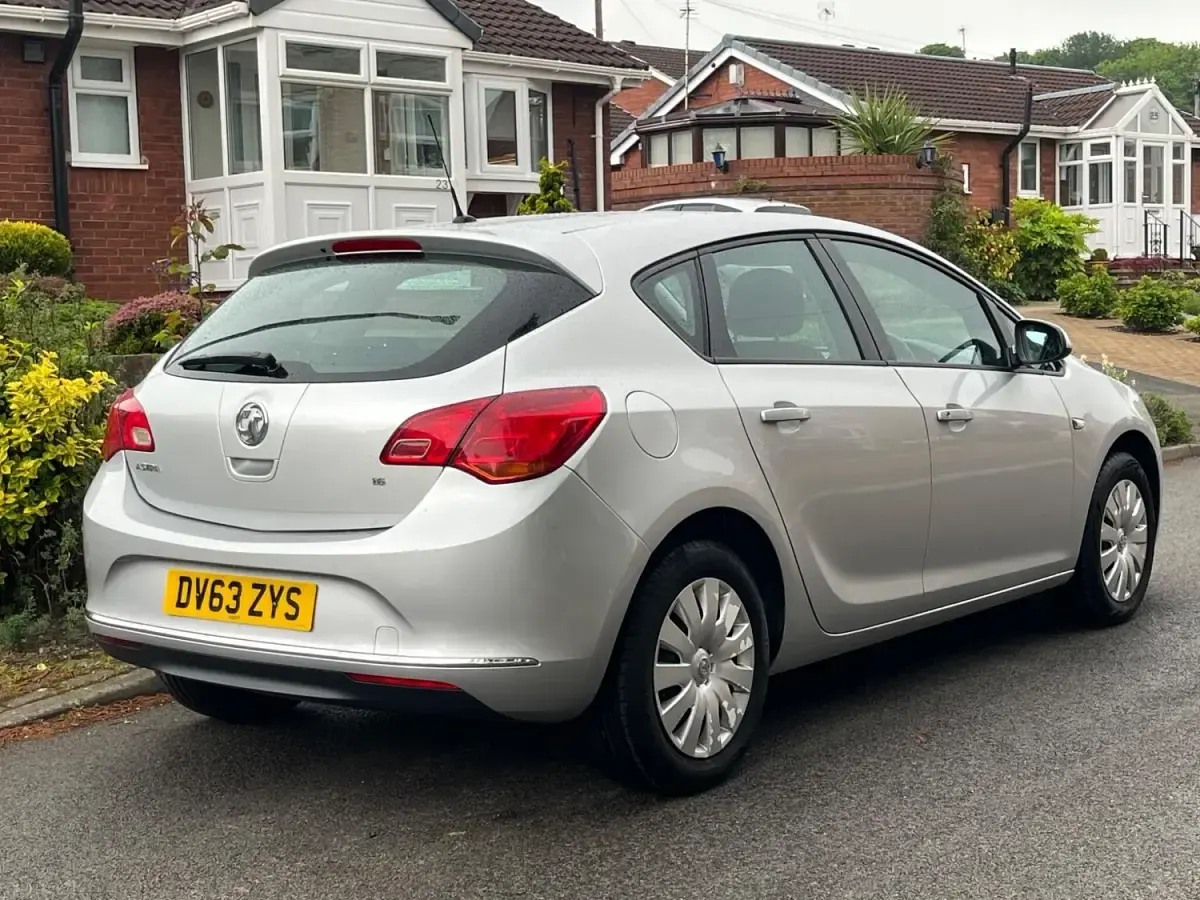 Second-hand Vauxhall Astra 2013 Argintiu Hatchback