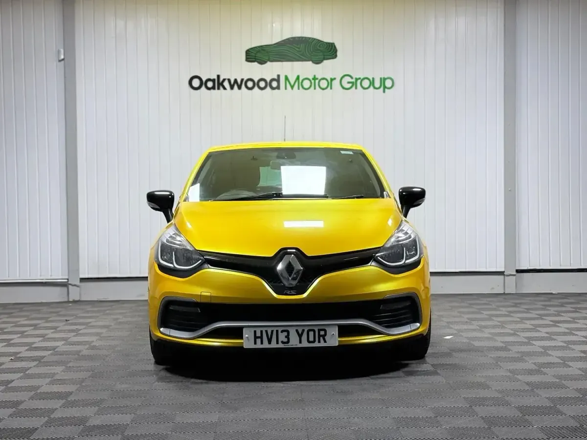 Begagnad Renault Clio IV 200 HK (147 kW) 2013 Gul Halvkombi