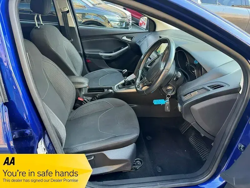 Używany Ford Focus Zetec 125 KM (91 kW) 2018 Niebieski Hatchback