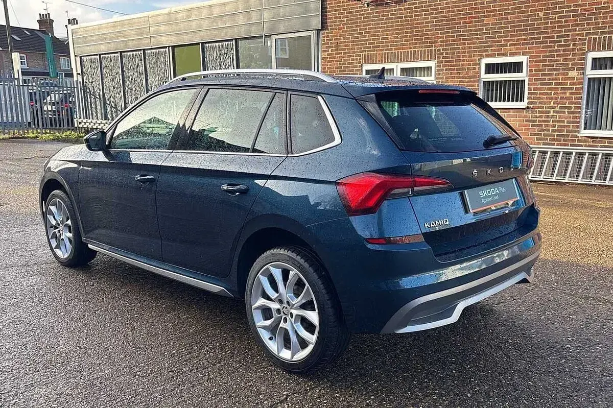 Used Skoda Kamiq SE L 110 HP (80 kW) 2020 Petrol blue metallic SUV