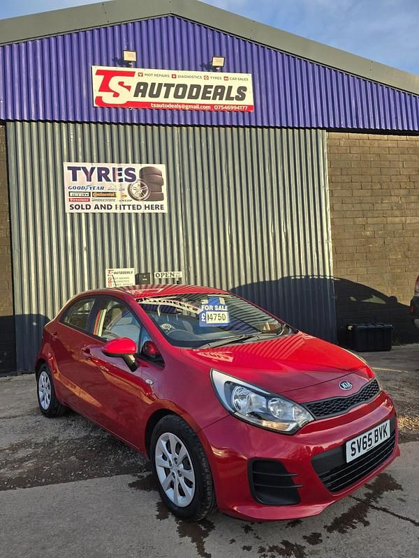 Red Used 2015 Kia Rio Hatchback | £4,750 (Fair price) - Image 1/4
