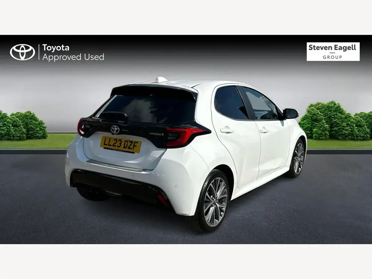 Second-hand Toyota Yaris Hybrid 2023 Alb Hatchback