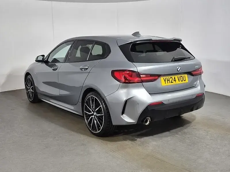 Usado BMW 118 M Sport 134 HP (98 kW) 2024 Cinzento Citadino