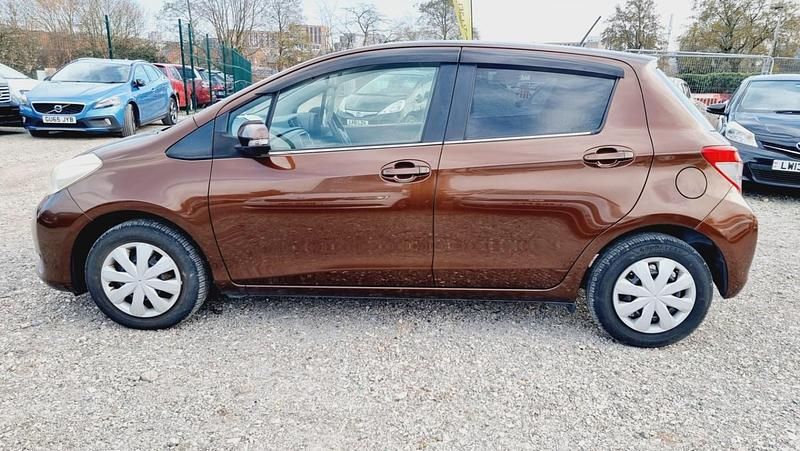 Begagnad Toyota Yaris 69 HK (50 kW) 2012 Brun Halvkombi