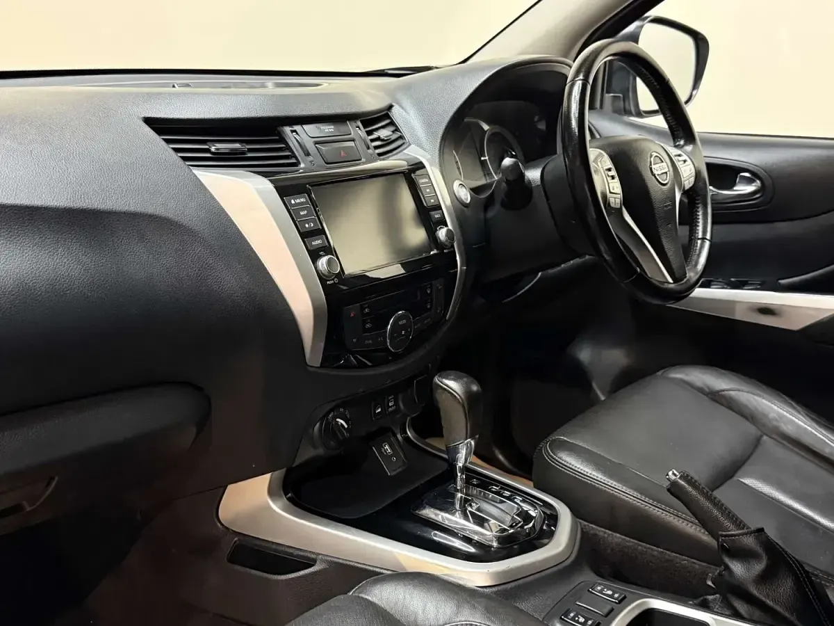 Used Nissan Navara Tekna 190 HP (139 kW) 2021 Grey Pickup