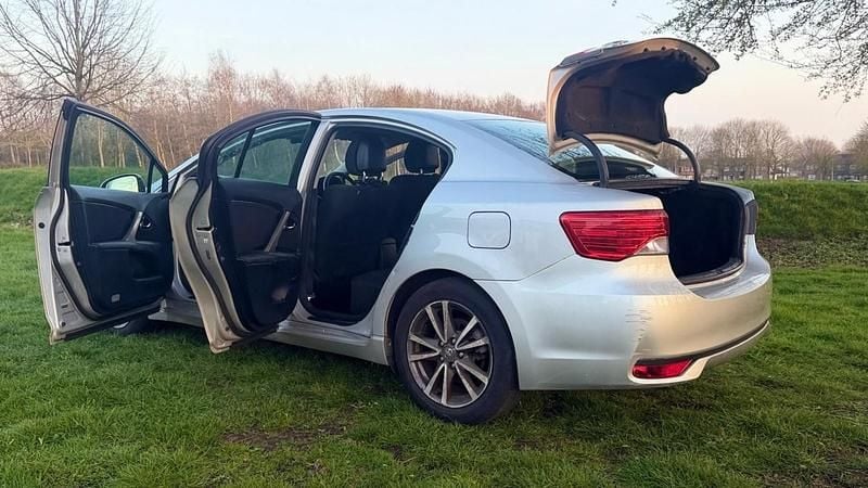 Used Toyota Avensis 147 HP (108 kW) 2012 Silver Sedan