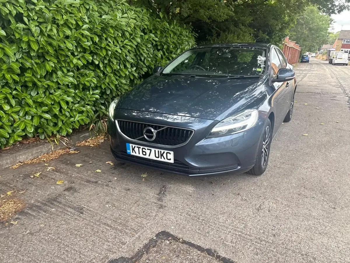 Used Volvo V40 Momentum 2018 Blue Hatchback