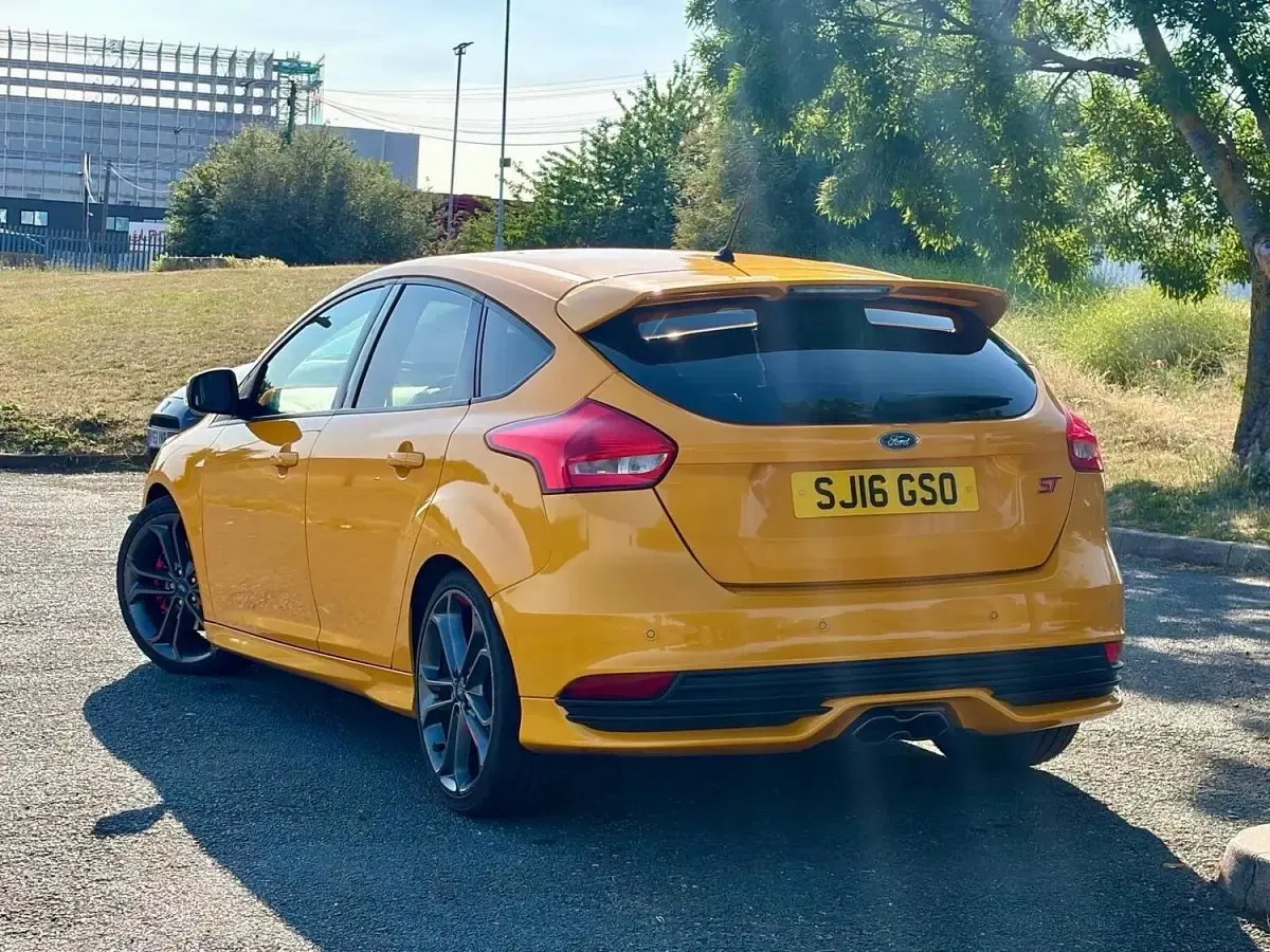 Used Ford Focus ST 185 HP (136 kW) 2016 Yellow Hatchback