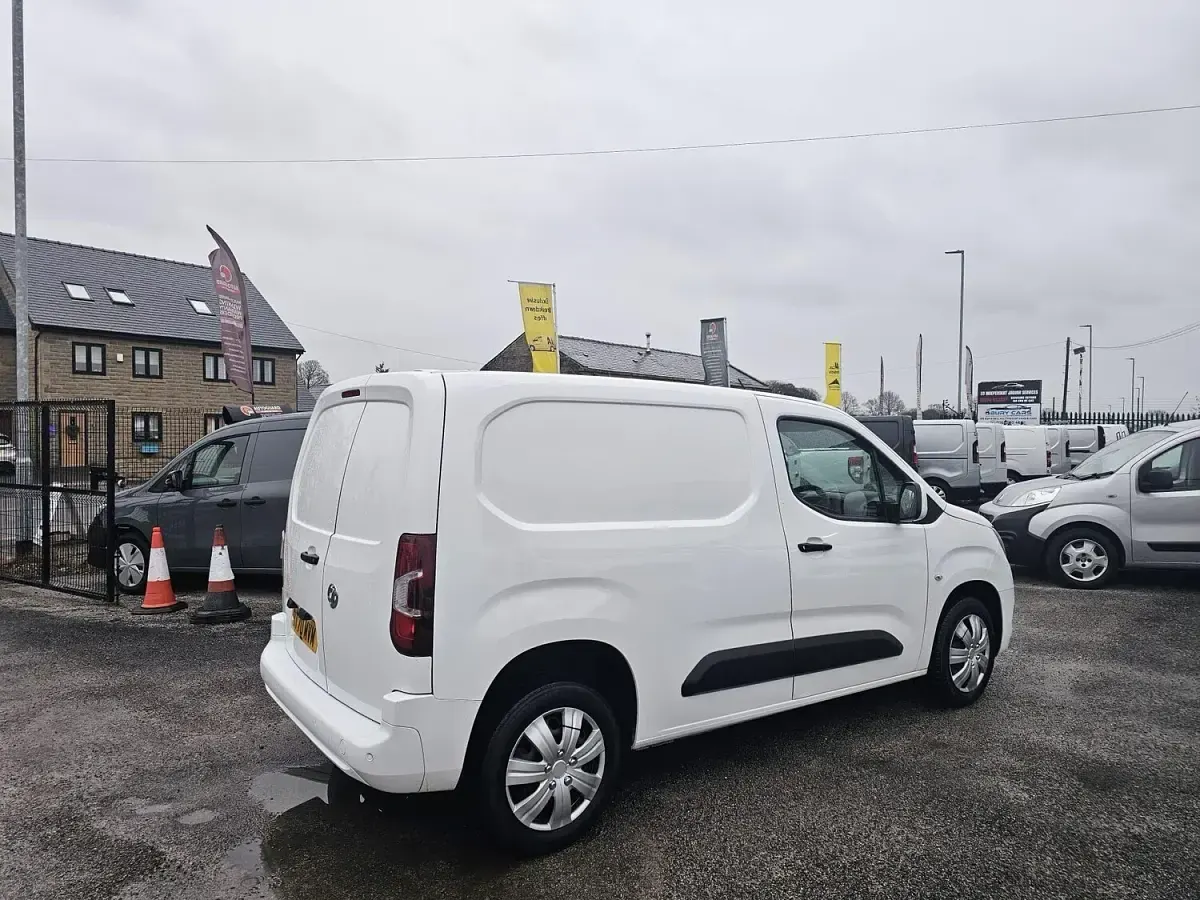Used Vauxhall Combo Sportive 100 HP (73 kW) 2021 White MPV