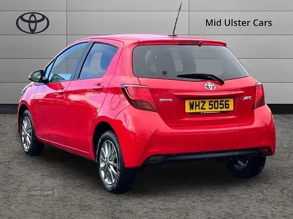 Used Toyota Yaris 99 HP (72 kW) 2016 Red Hatchback