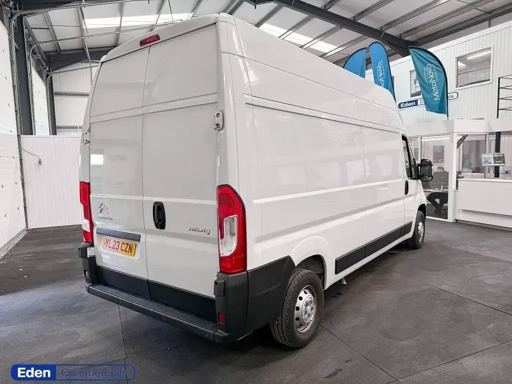 Usado Citroën Relay 140 HP (102 kW) 2023 Branco Van