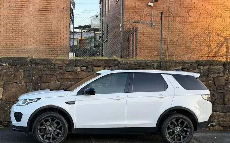 Used Land Rover Discovery 5 Landmark 179 HP (131 kW) 2019 White SUV