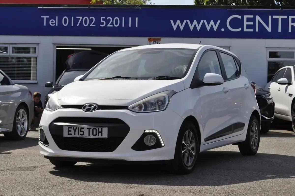 Used Hyundai i10 Premium 66 HP (48 kW) 2015 White Hatchback
