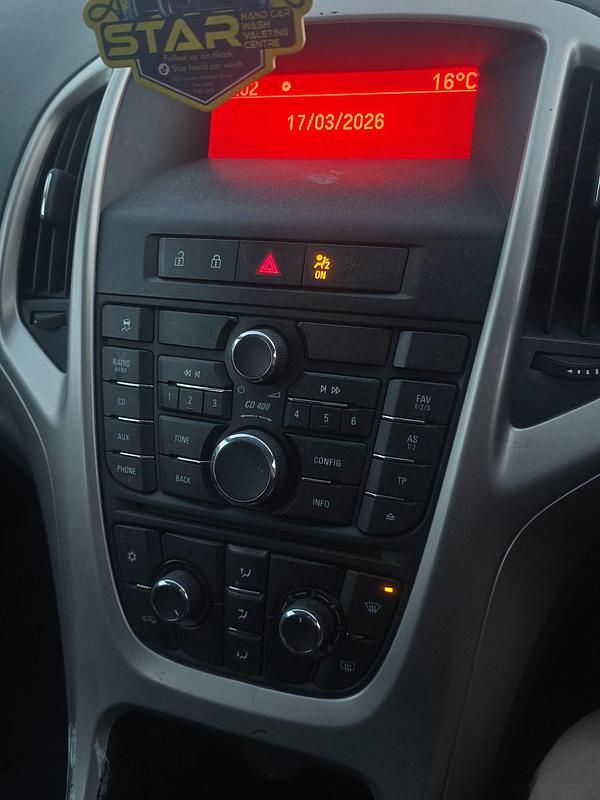 Used Vauxhall Astra 2013 White Hatchback