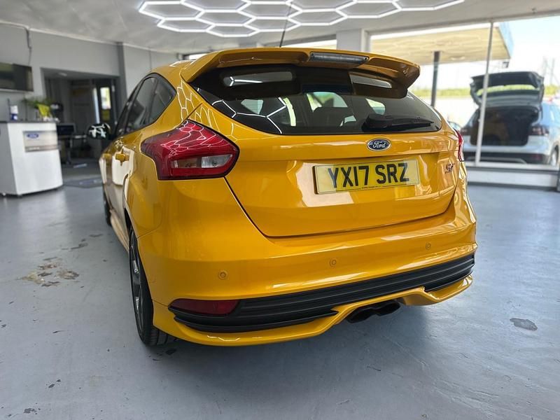 Używany Ford Focus ST 250 KM (183 kW) 2017 Żółty Hatchback