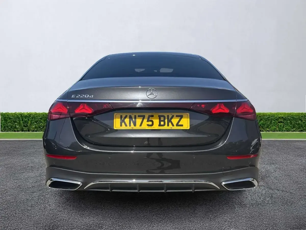 Used Mercedes E220 AMG Line Premium 220 HP (161 kW) 2025 Grey Sedan