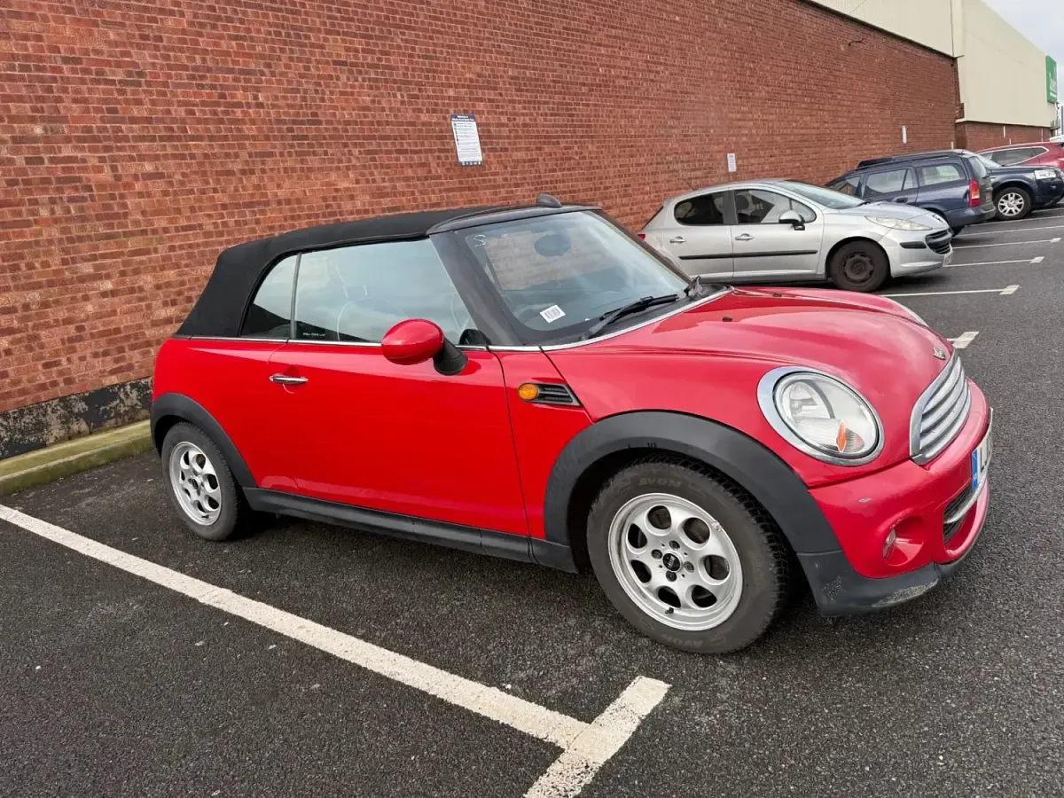 Usado Mini Cooper Cabriolet 122 HP (89 kW) 2013 Vermelho Cabrios