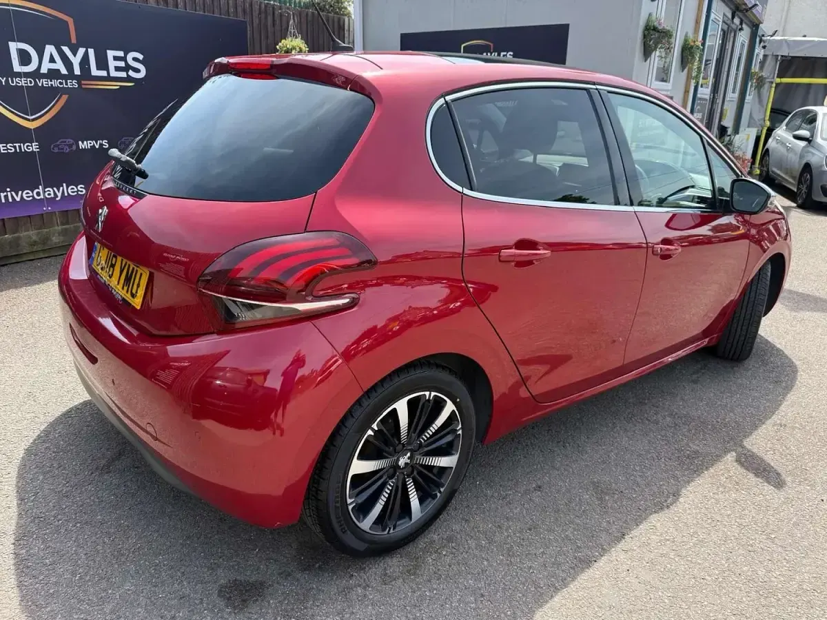 Used Peugeot 208 Allure Premium 80 HP (58 kW) 2018 Red Hatchback