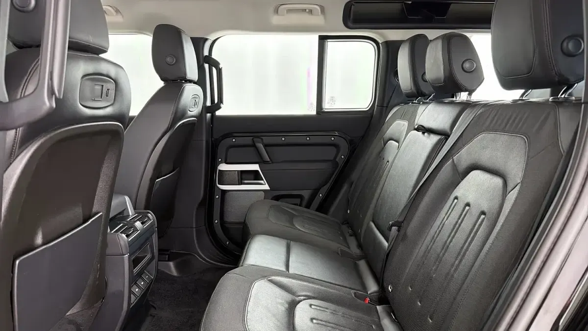 Used Land Rover Defender SE 300 HP (220 kW) 2020 Black SUV