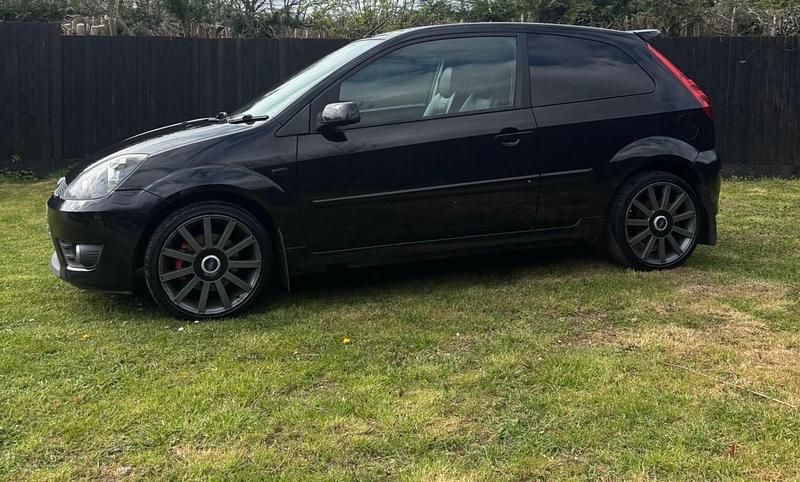 Usado Ford Fiesta ST 150 CV (110 kW) 2006 Negro Utilitario