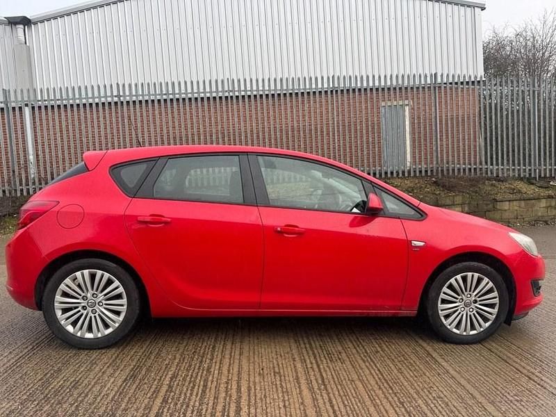 Used Vauxhall Astra 110 HP (80 kW) 2013 Red Hatchback
