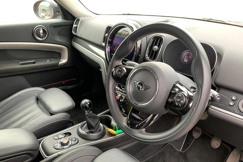 Begagnad Mini Cooper Comfort 136 HK (100 kW) 2021 Röd Halvkombi