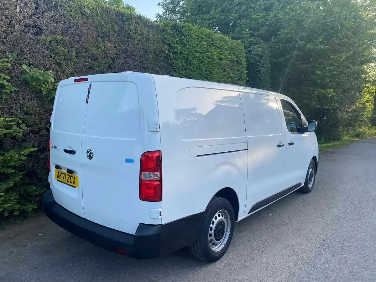 Used Vauxhall Vivaro 100 HP (73 kW) 2021 White MPV