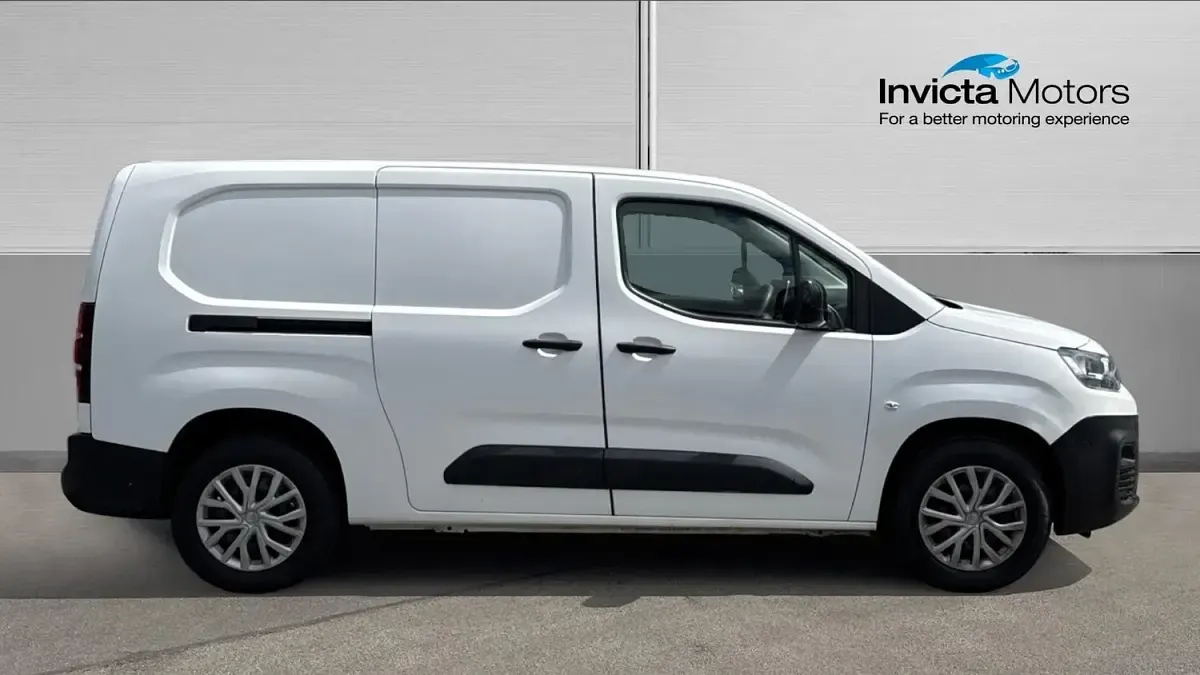 Used Citroën Berlingo 100 HP (73 kW) 2022 White MPV