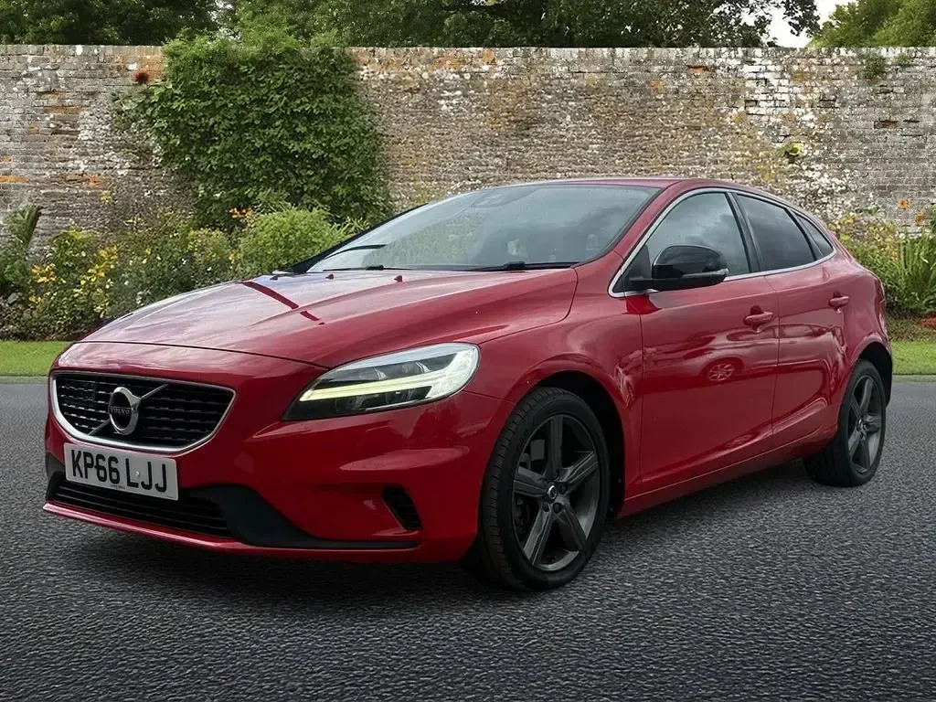Begagnad Volvo V40 R-Design 190 HK (139 kW) 2016 Röd Halvkombi