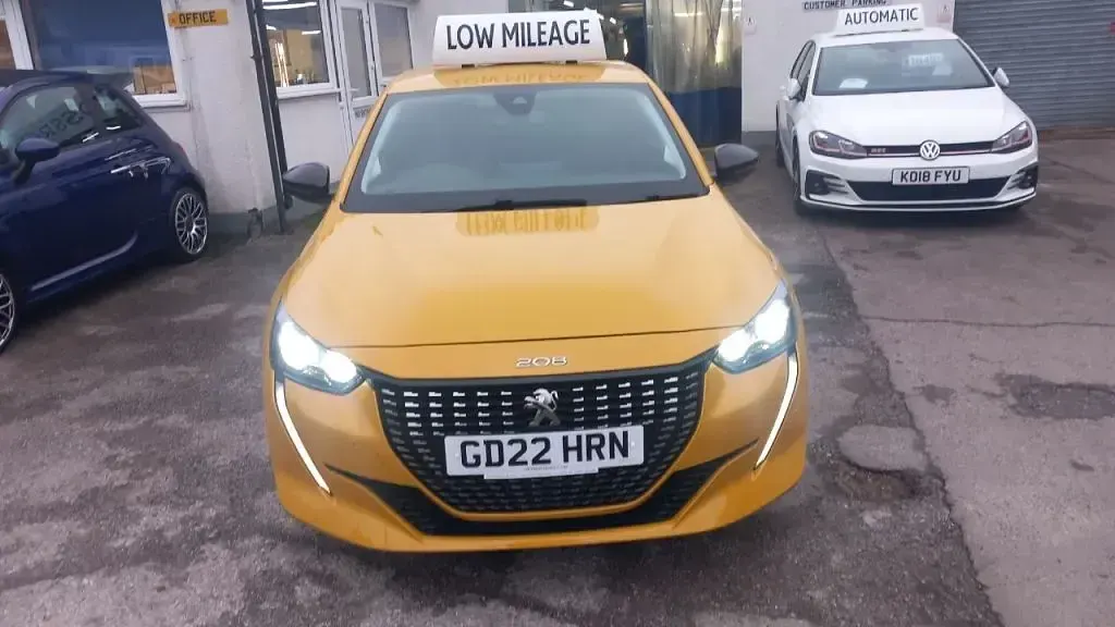 Used Peugeot 208 Allure Premium 75 HP (55 kW) 2022 Yellow Hatchback