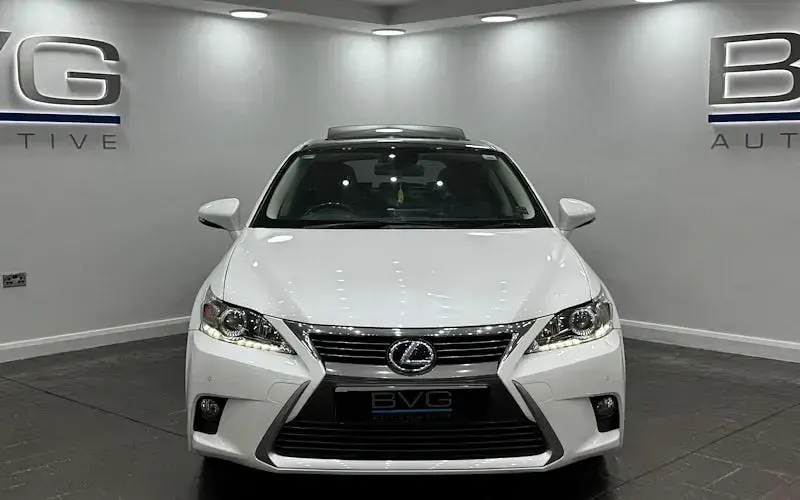 Used Lexus CT200h 136 HP (100 kW) 2015 White/black Hatchback