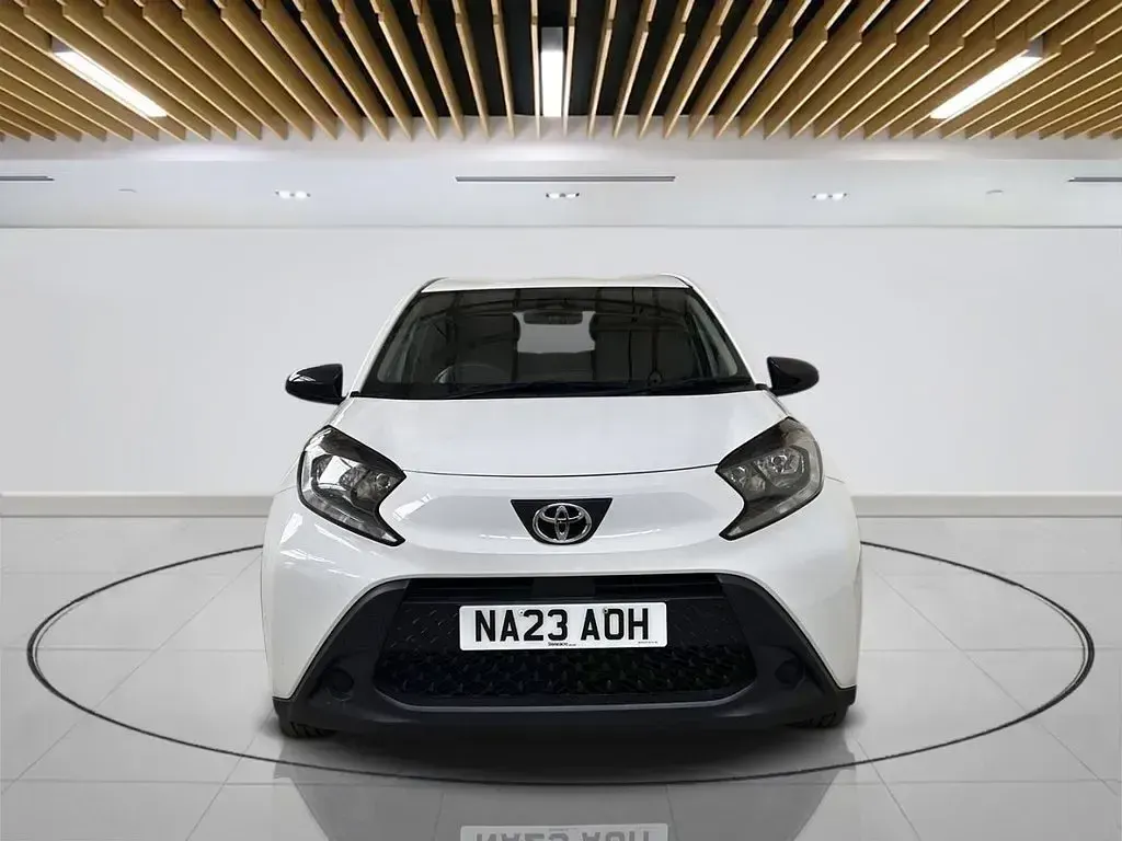 Used Toyota Aygo X PURE 72 HP (52 kW) 2023 White SUV