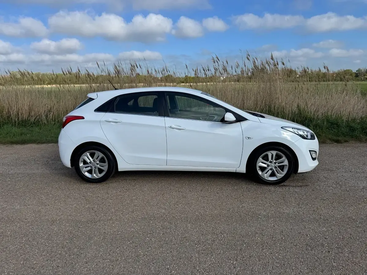 Used Hyundai i30 SE 120 HP (88 kW) 2015 White Hatchback