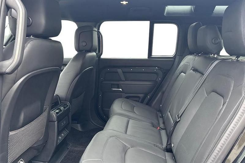 Used Land Rover Defender SE Dynamic 249 HP (183 kW) 2025 Santorini black Estate