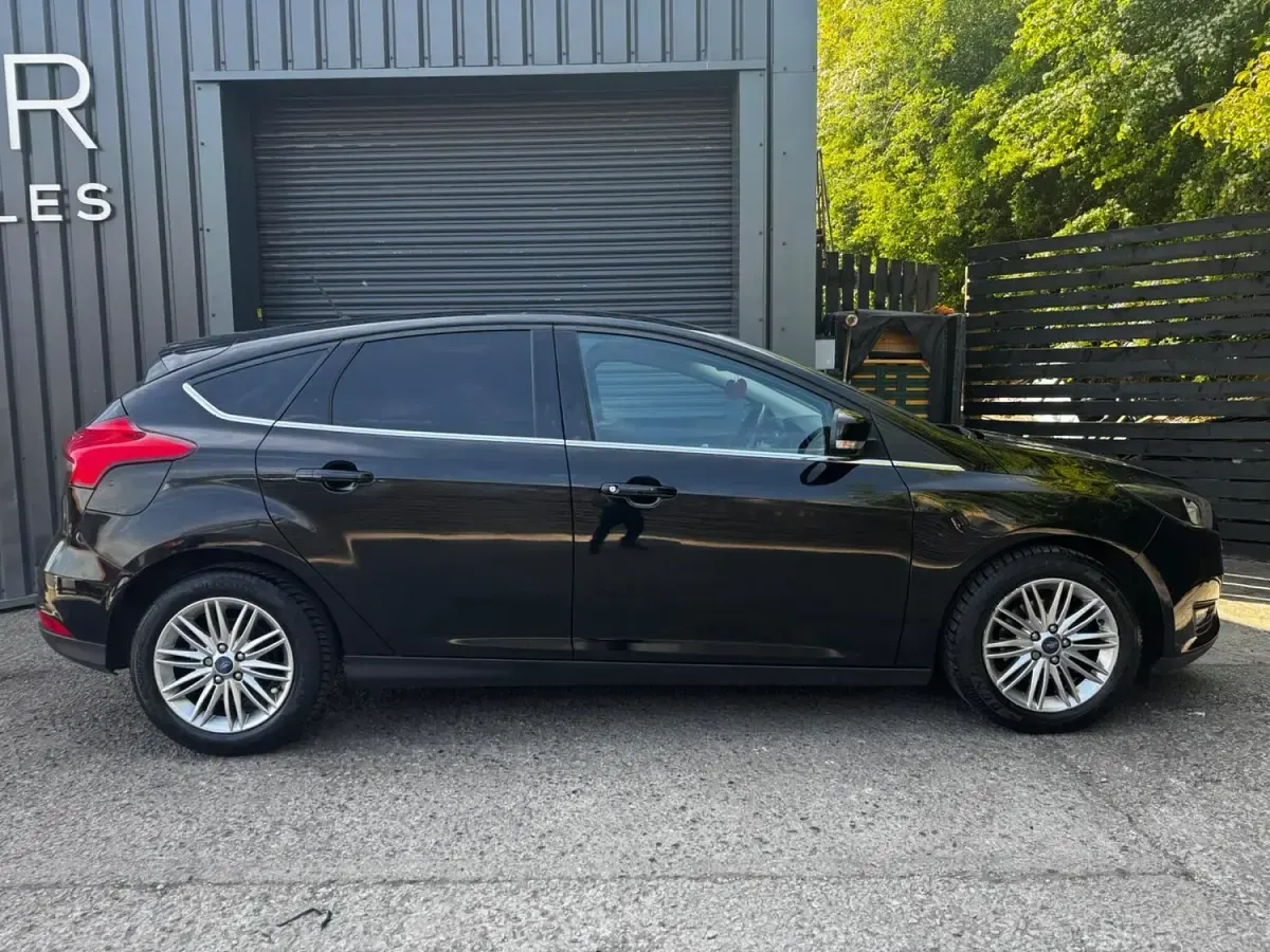 Used Ford Focus Zetec 120 HP (88 kW) 2017 Black Hatchback
