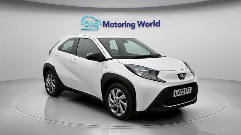 Used Toyota Aygo X PURE 72 HP (52 kW) 2022 White SUV