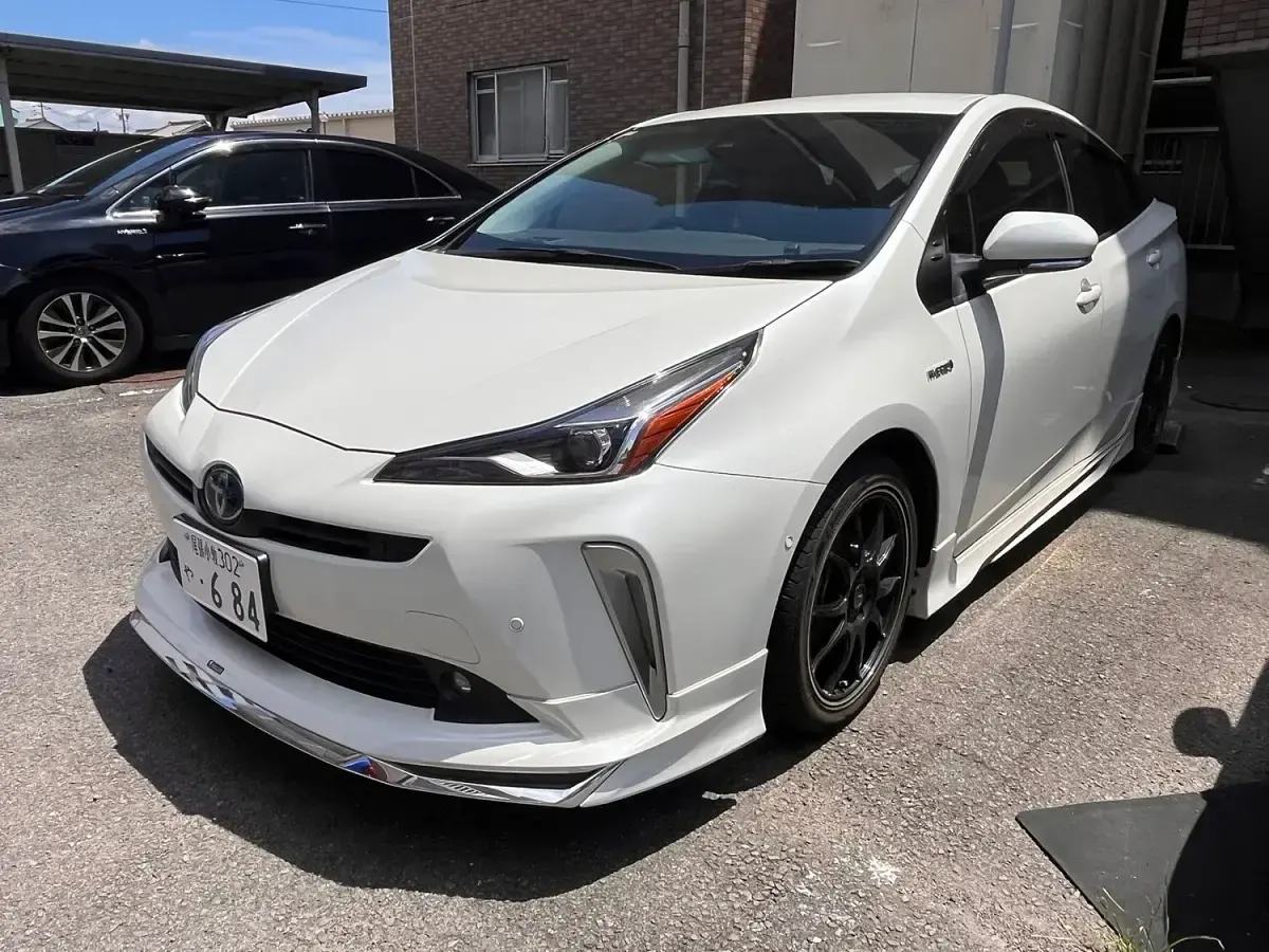 Used Toyota Prius Business Edition 2016 White Hatchback