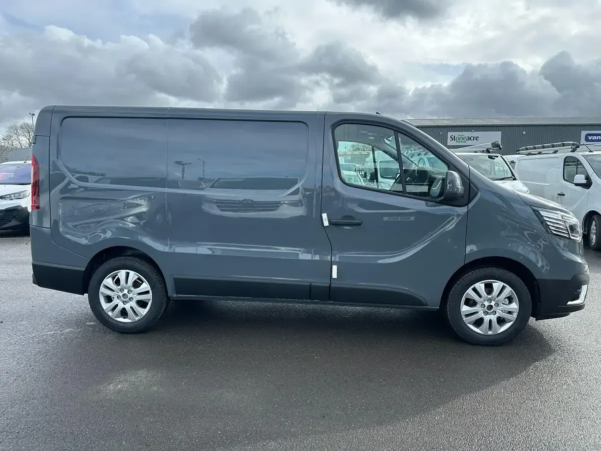 Used Renault Trafic 150 HP (110 kW) 2024 Highland grey MPV