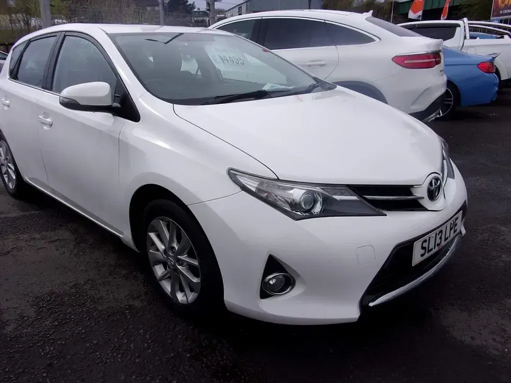 Used Toyota Auris 132 HP (97 kW) 2013 White Hatchback
